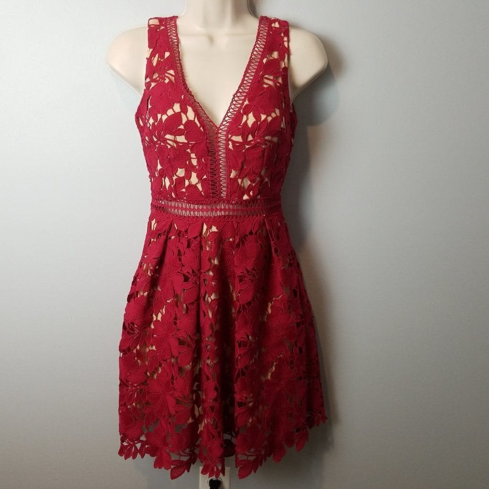 Romeo + Juliet Couture  Red Lace Fit & Flare v-neck mini Dress Small